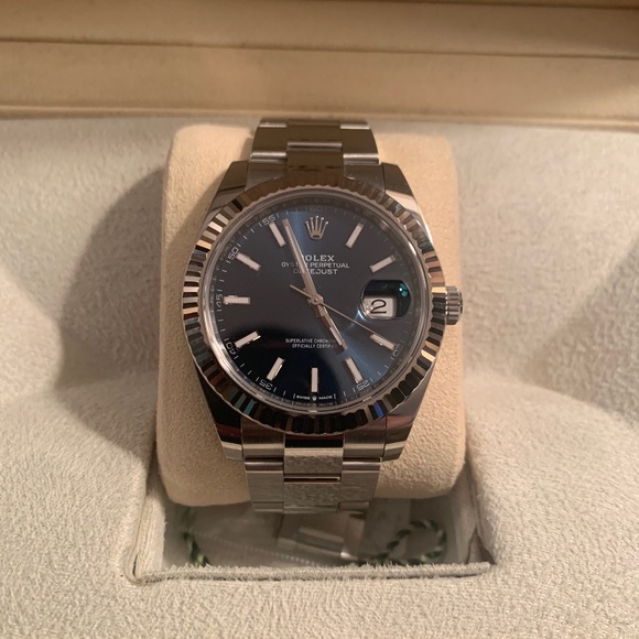 Rolex Date just 41mm.sunburst blue dial 99% like new full box and papers.